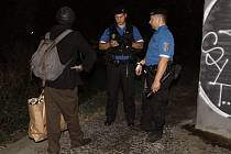 Městská policie při noční kontrole ve Vrchlického sadech, pověstném Sherwoodu u hlavního nádraží.