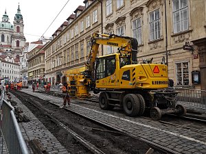 Uzavírka Karmelitské ulice na Malé Straně v Praze.