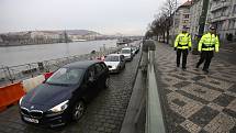 Rašínovo nábřeží - začala oprava tramvajové trati, automobilová doprava je svedena na náplavku ve směru na Podolí.