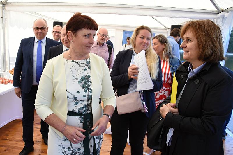 Plovoucí fotovoltaická elektrárna na hladině horní nádrže přečerpávací vodní elektrárny Štěchovice II. Podpis memoranda o spolupráci při ochraně klimatu. Na snímku ministryně Hubáčková.