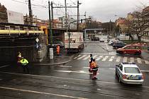 Stržená trolej na Výtoni zkomplikovala tramvajovou dopravu v Praze.