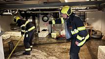 S vodou se v sobotu 20. srpna hasiči potýkali v Praze, kde odčerpávali vodu z vytvořených lagun či ze zatopených sklepů a garáží i dalších prostor.