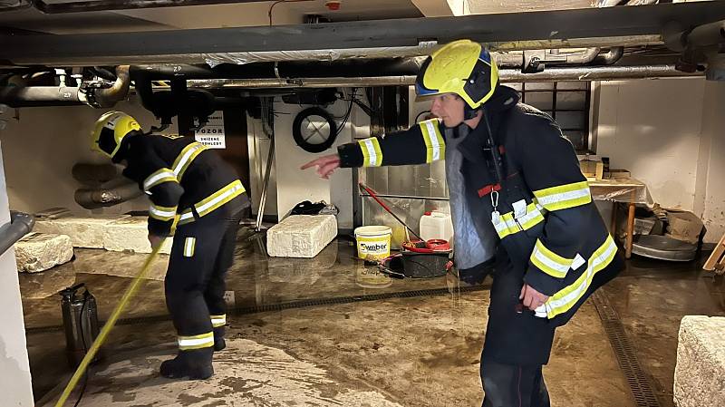 S vodou se v sobotu 20. srpna hasiči potýkali v Praze, kde odčerpávali vodu z vytvořených lagun či ze zatopených sklepů a garáží i dalších prostor.