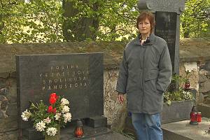 Paní Ečerová u hrobu rodiny Františka Vejmelky.