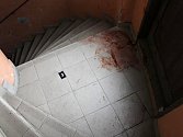 Tratoliště krve po násilné loupeži v bytovém domě v Jeronýmově ulici na Žižkově.