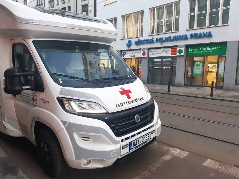 V Praze zahájil činnost mobilní tým, který bude očkovat především obyvatele domovů pro seniory.