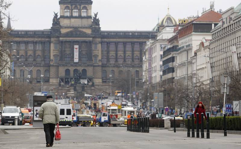 Od 2. dubna se spodní část Václavského náměstí změnila v pěší zónu. Mnoho aut tam ale stále jezdí.