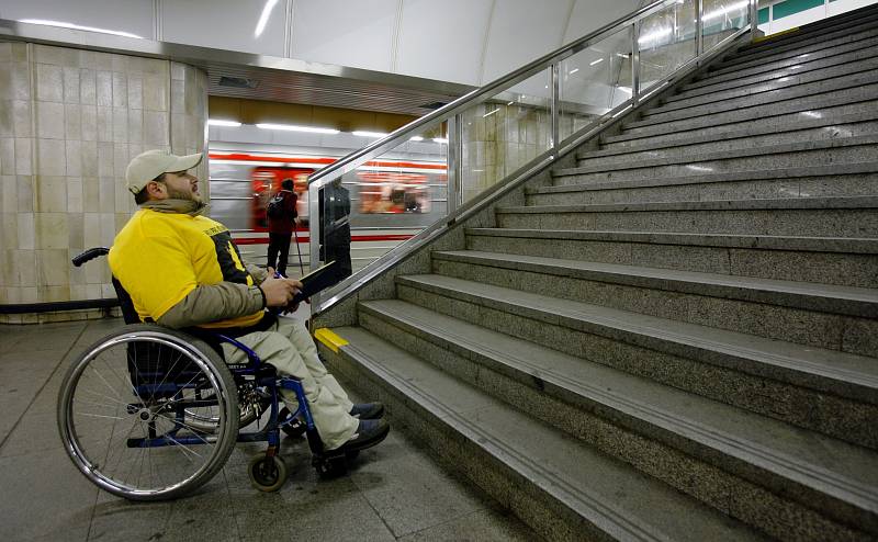 Vozíčkář v pražském metru. Ilustrační foto. 