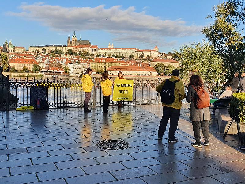 Aktivisté na Křižovnickém náměstí v Praze.