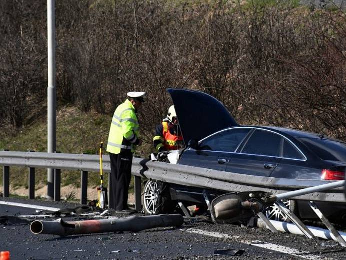 Audi vyjelo z nájezdu na Pražský okruh, porazilo lampu a nabouralo do svodidel. Řidič z místa nehody utekl.