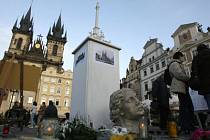 ZATÍM JEN JAKO MODEL. Příznivci návratu sloupu vystavili maketu monumentu na Staroměstském náměstí.