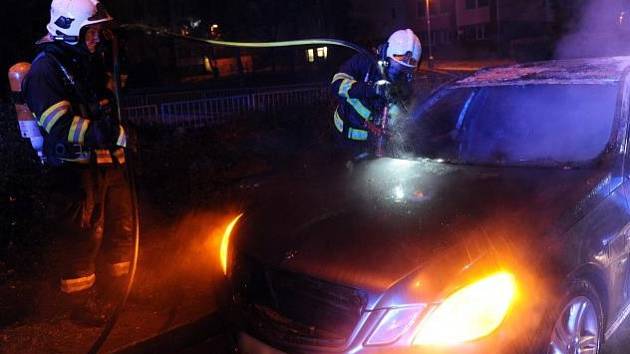 Požár zničil interiér mercedesu, policie vyšetřuje příčinu. 