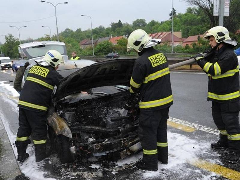 Hasiči zasahují při požáru osobního vozidla