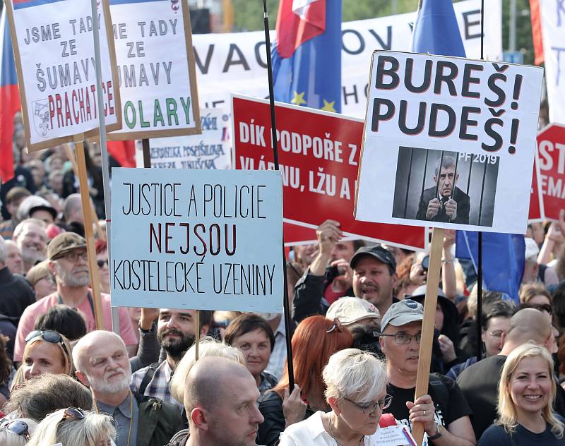 Demonstrace proti Marii Benešové a Andreji Babišovi 21. května 2019 na Václavském náměstí.