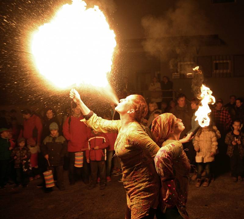 Divadlo Mazec – Ohnivá show Feferonky v Kulturním centru 12 v Modřanech.