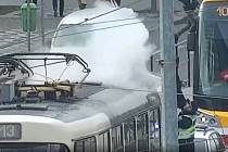 Zásah Městské policie Praha při požáru tramvaje ve stanici Želivského.