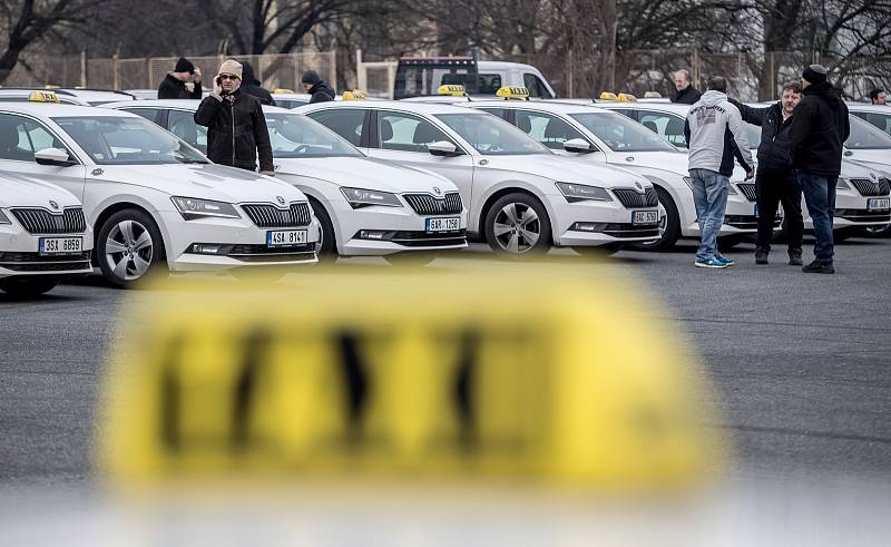 Sraz taxikářů na pražském Strahově před jejich protestní jízdou centrem Prahy 8. února.