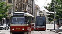 Autobusy a tramvaje v Praze.