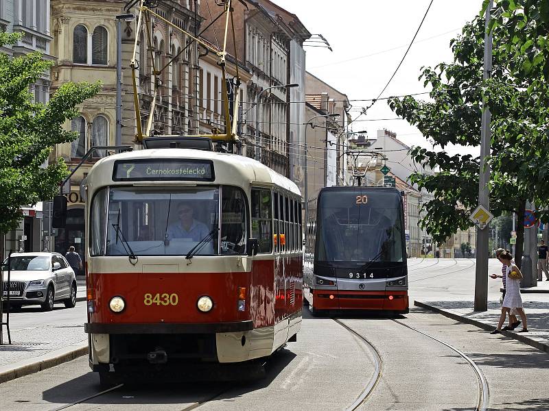 Autobusy a tramvaje v Praze.