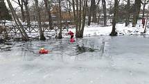 Pražští hasiči absolvovali pravidelný výcvik sebezáchrany a záchrany osob na zamrzlé vodní ploše