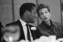 James Baldwin (vlevo) na archivní fotografii s Bobem Dylanem. 