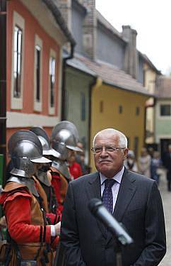 Prezident Václav Klaus otevřel 1. června Zlatou uličku na Pražském hradě po její roční rekonstrukci.