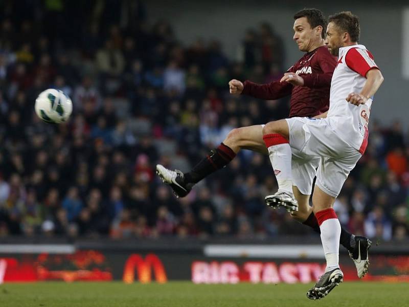 Fanoušci před fotbalovým derby Sparta Praha – Slavia Praha.David Lafata a David Hubáček.