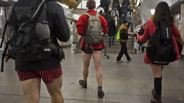 Několik lidí se 11. ledna v pražském metru zúčastnilo No pants subway ride.