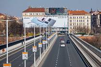 Praha usiluje o odstranění nelegálního LED billboardu nad Nuselským mostem dlouhé roky.