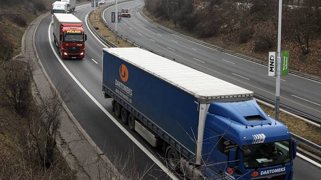 Za velkým autem se může ztratit další velké auto, je třeba zůstávat obezřetný