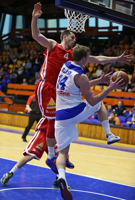 DEBAKL. Basketbalisté USK prohráli s Nymburkem o 61 bodů. 
