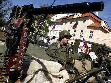 Na spanilou jízdu a přehlídku americké vojenské techniky a uniforem se v rámci blížících se oslav osvobození republiky a konce Druhé svétové války vydalo 2. května do pražských ulic okolo čtyřiceti legendárních willysů s jejich osádkami. 