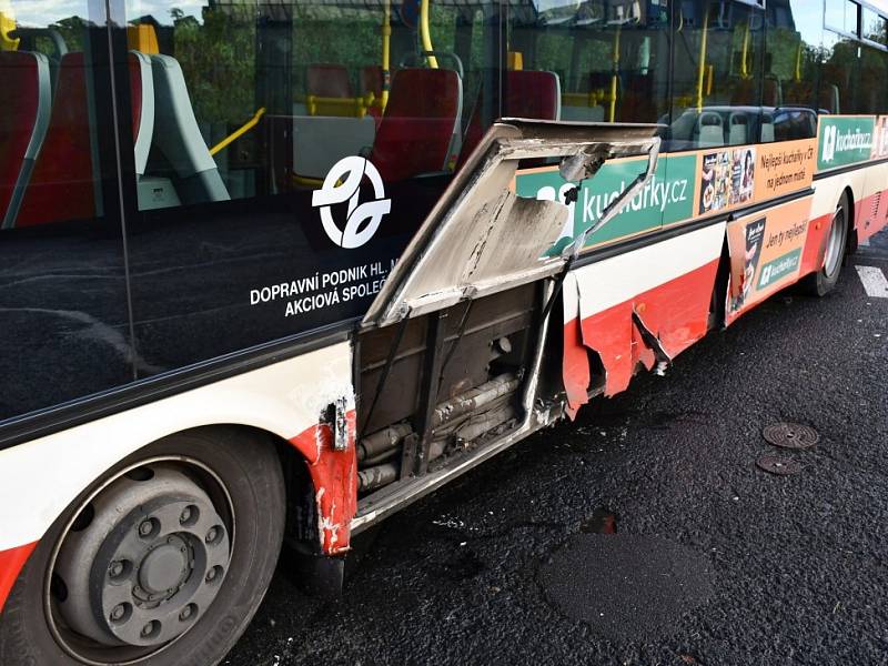 Řidič BMW v Praze naboural do autobusu MHD, od nehody se pokusil utéct.