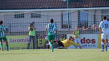 PÁTÉ KOLO - DVĚ PENALTY, DVA GÓLY, JEDEN BOD (1.HFK Olomouc - Bohemians 1905 1:1) Netradiční exekutor Adam Lukáš proměňuje penaltu.Brankář Sňozík totiž chybí pro zranění.