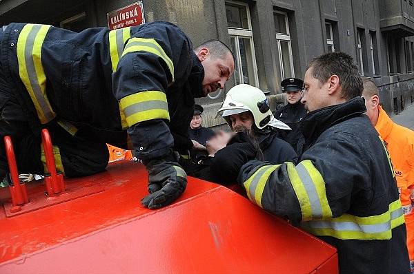 Hasiči vyprošťovali ženu uvízlou v kontejneru na elektro-odpad.