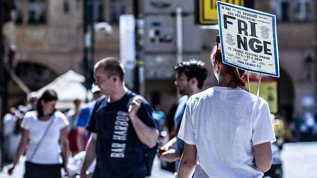 Chodící reklama na Prague Fringe Festival v pražských ulicích.