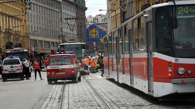 Jednotka HZS Praha pomáhala ZZS při záchraně ženy sražené tramvají.