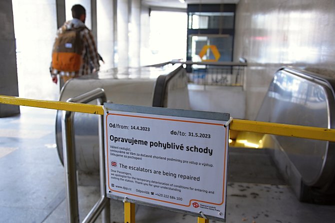 Uzavřený eskalátor ve stanici metra I. P. Pavlova