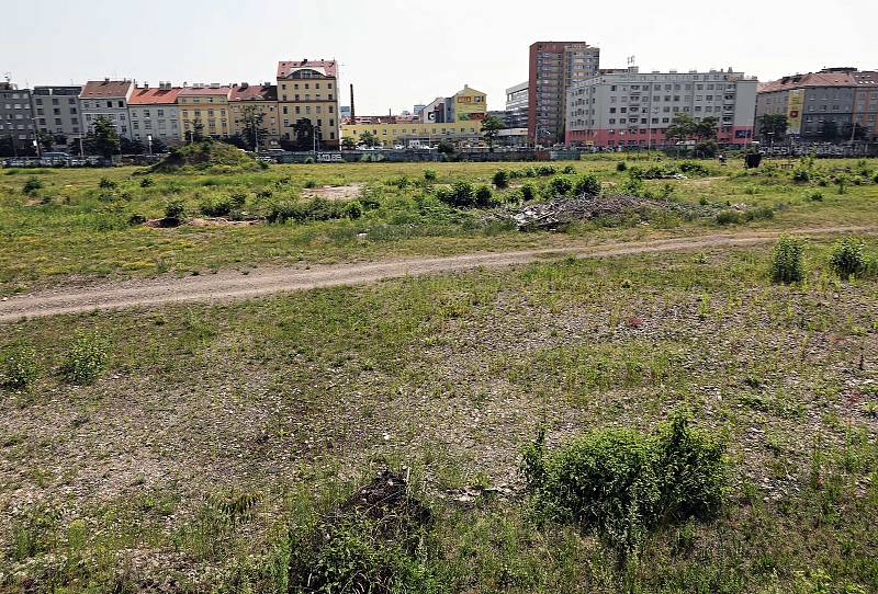 Pozemky mezi nádražím Holešovice a Vltavskou.