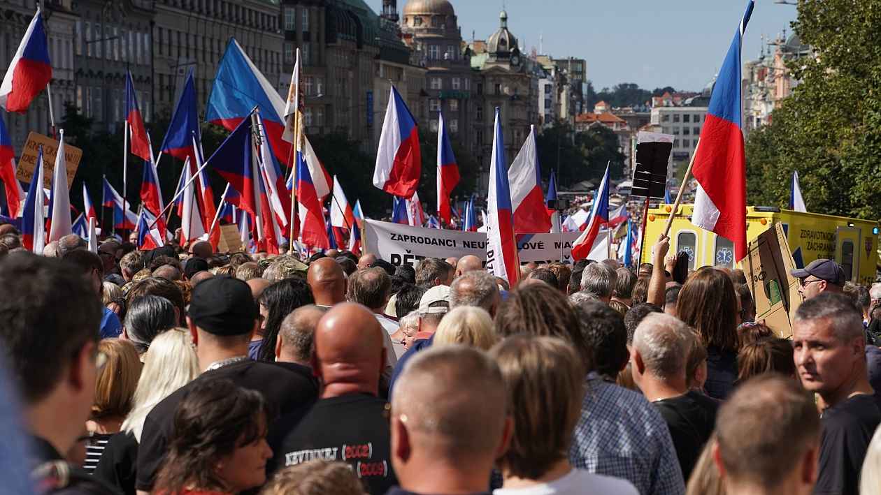 V Česku se mobilizují zradikalizovaní lidé. Ohrožuje to demokracii, varují vědci