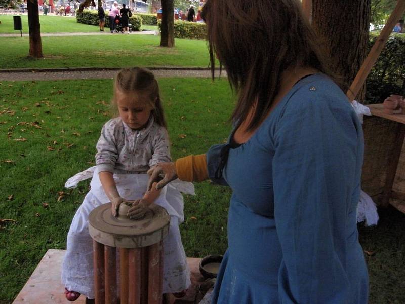 Z veselice na Žofíně - udělat si hrníček bylo přání kdekterého dítěte, hrnčířský kruh je přímo magicky přitahoval.