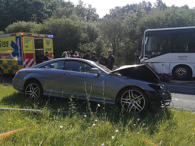 Dopravní nehoda autobusu a osobního auta v ulici K Horkám v pražské Hostivaři.