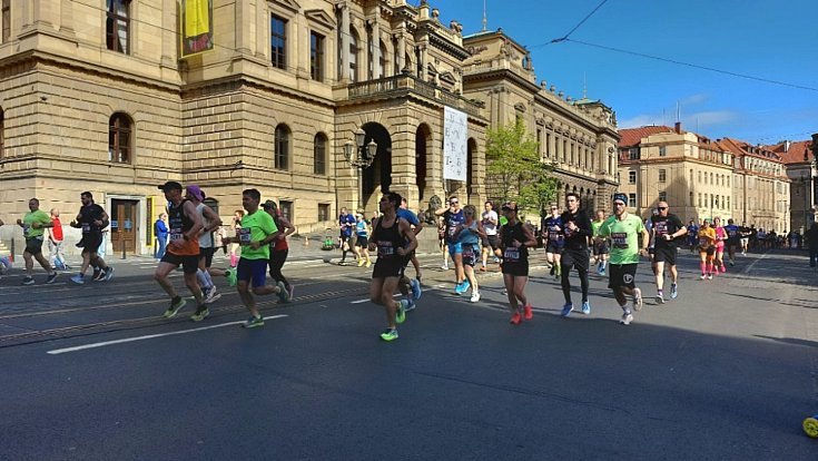 Centrem Prahy běželo přes patnáct tisíc běžců.