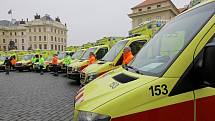 Slavnostní převzetí nových sanitních vozů na Hradčanském náměstí, které pokřtil kardinál Dominik Duka.