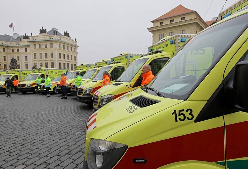 Slavnostní převzetí nových sanitních vozů na Hradčanském náměstí, které pokřtil kardinál Dominik Duka.