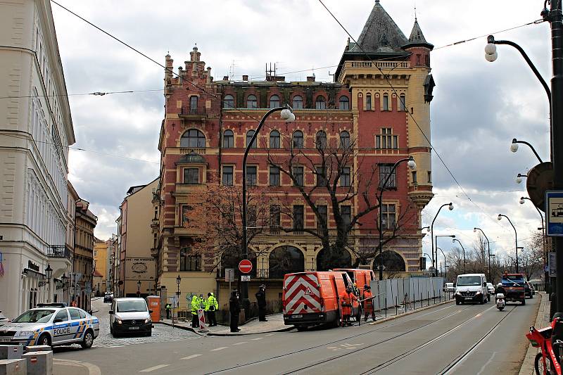 Anenský trojúhelník. Vzrostlý javor, který chce městská část Praha 1 pokácet, hlídá policie.