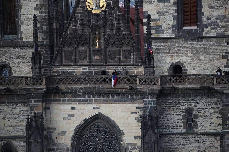 Lidé na Staroměstském náměstí v Praze demonstrují za nezávislost justice kvůli jmenování Marie Benešové ministryní spravedlnosti (6. května 2019).