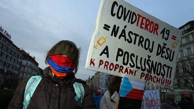 Demonstrace na Václavském náměstí v Praze v úterý 17. listopadu 2020. Po jejím skončení se průvod vydal na Národní třídu.