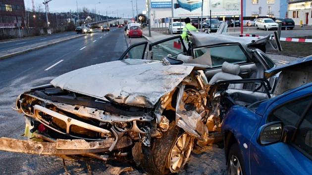 Řidič Jaguaru naboural v Modřanské ulici v Praze do tří zaparkovaných aut.