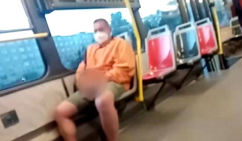 Muž onanoval v tramvaji před nezletilou dívkou.